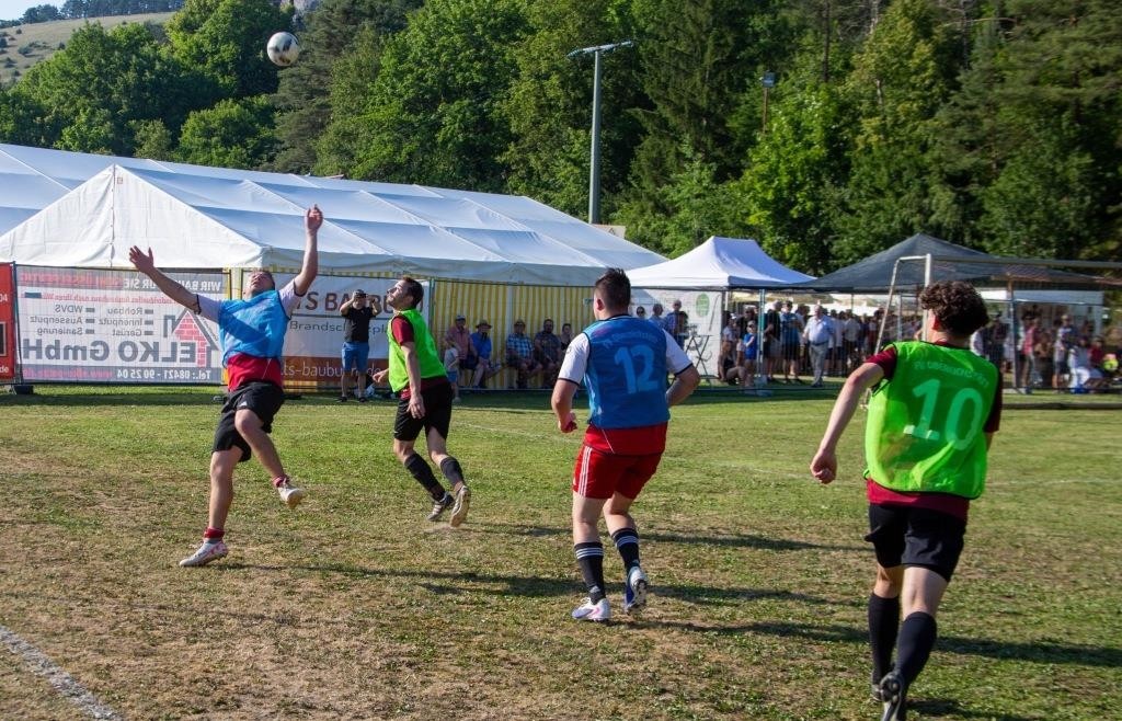 Hart umgekämpft war jeder Ball zwischen Oberdorf und Unterdorf beim Gauditurnier.  - Foto: Manfred Völkl